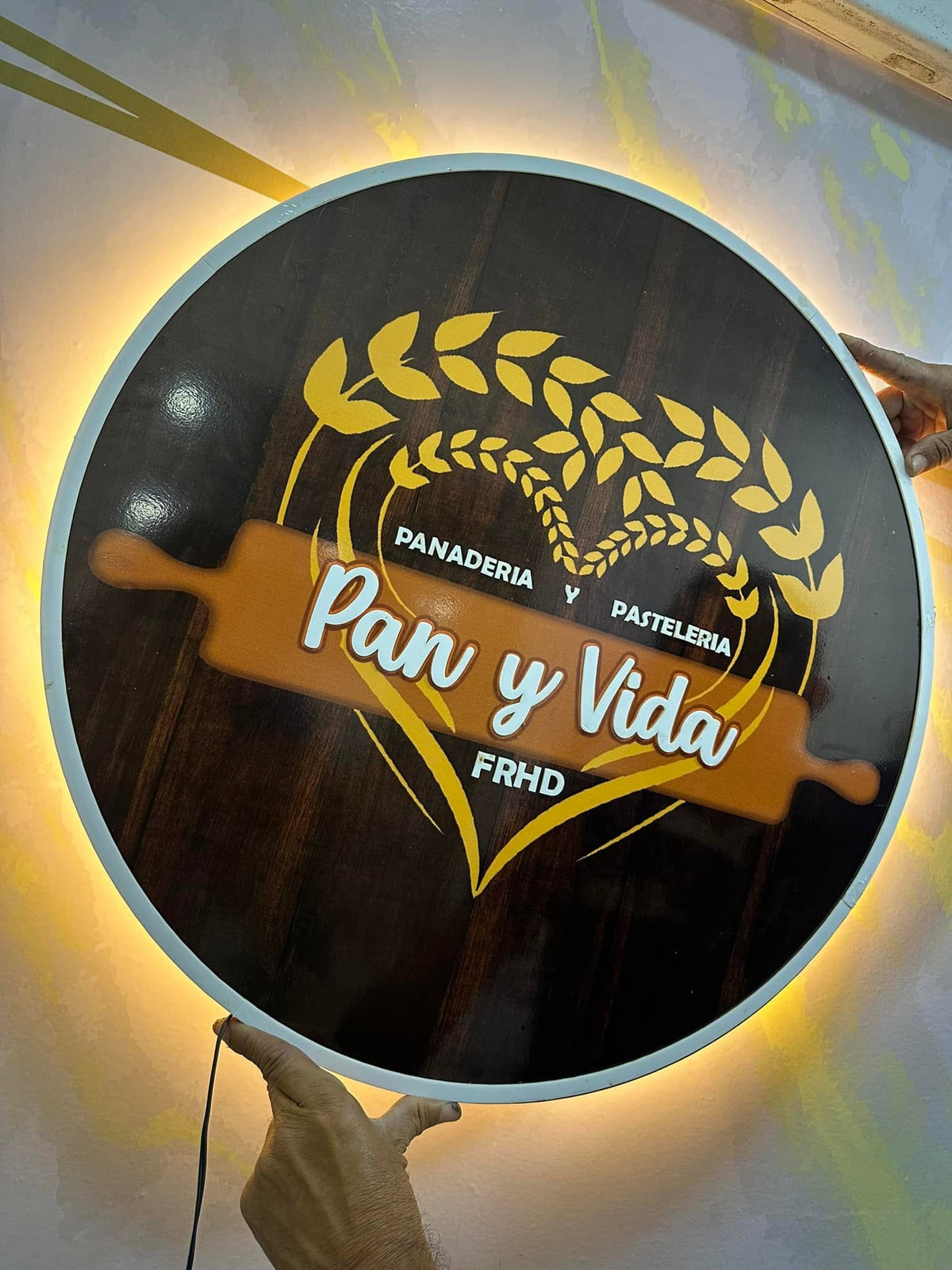 Logos con luces en mdf